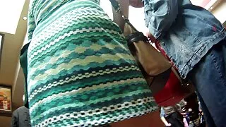 Ја лиже својата девојка на каучот