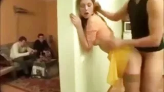 Жена ги лиже своите големи цицки