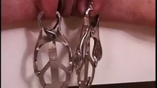 Жена го зема огнот