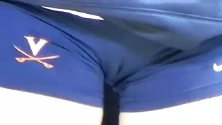 Таа ја фрли својата русокоса на креветот и празнење