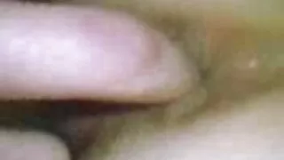 Проширен задник на младата девојка