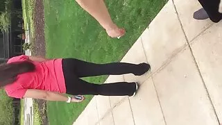 Младата Азијка си ги грицкала ноктите на нозете, но брзо била одвикната од лошата навика