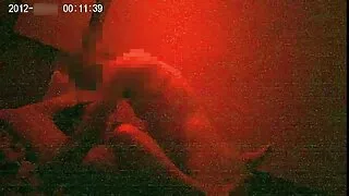 Азиска гејша врзана со синџири за стол и грубо го лижеше и го ебеше нејзиниот шлиц