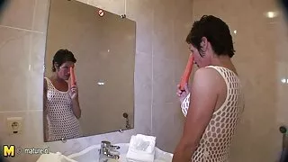 Девојка ја лиже пичката на масата
