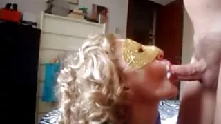 Втурнати во устата на вашата девојка