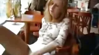 Женска снимка на софата