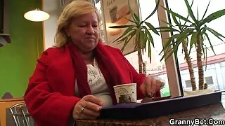 Влезе во женската тесна пичка