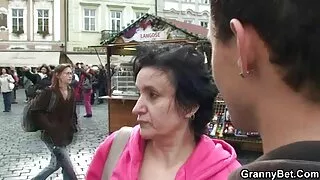 Го даде на устата на својата девојка