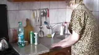 Ја зеде подвезицата во скут и се заеба