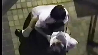 Млечно бело поминува на девојката